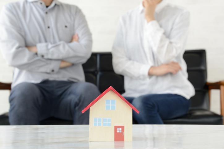 ¿Es posible comprar una casa solo/a si estás casado/a?